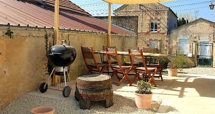 Casa rural con jardín, terraza y barbacoa en Viels-Maisons, cerca de Disneyland