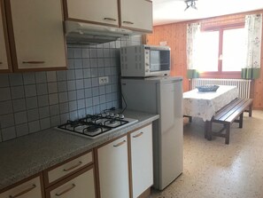 Kylskåp, mikrovågsugn, ugn och diskmaskin