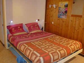 Free WiFi - Cozy Studio for 4: Ski-In/Ski-Out, Balcony, Wi-Fi, Garage, Pet-Friendly (Les Gets)