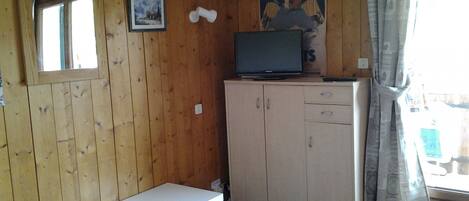 Ranfolly-B7-salon-TV-location-appartement-chalet-Les-Gets