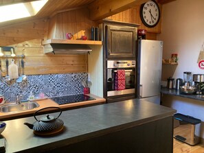 Jääkaappi, mikroaaltouuni, uuni, astianpesukone