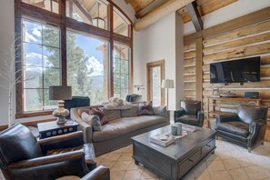 تلفزيون ذكي، مدفأة، مكتب