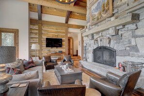 Smart-tv, een open haard en een kantoor