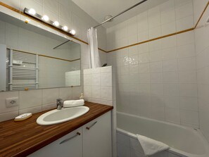 Kostenlose Toilettenartikel, Haartrockner, Handtücher