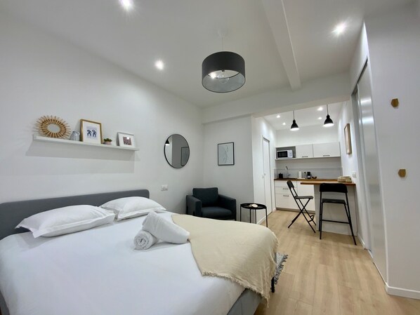 Bureau, fer et planche à repasser, Wi-Fi gratuit, draps fournis