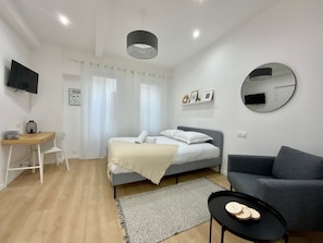 Escritorio, tabla de planchar con plancha, wifi gratis y ropa de cama