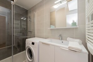 Kostenlose Toilettenartikel, Haartrockner, Handtücher