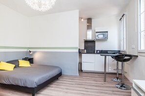 Tabla de planchar con plancha, wifi gratis y ropa de cama