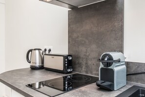 Refrigerador, microondas, cafetera y tetera y tostadora 