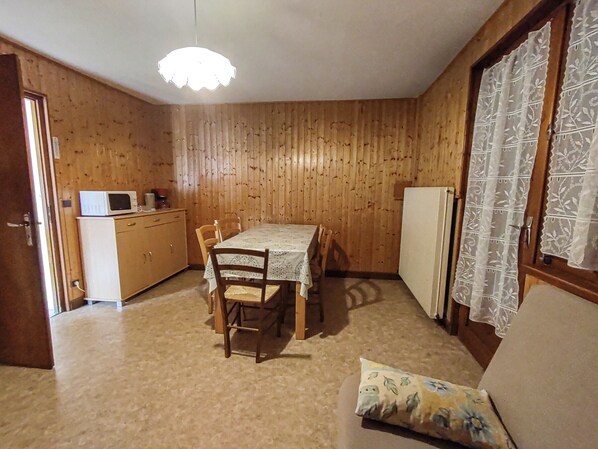 Interior - Cozy Apartment for 5, Pet-Friendly, Near Ski Lifts, Stunning Views, Parking Included (Les Gets)