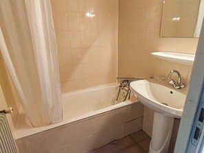 Bathroom - Cozy Apartment for 5, Pet-Friendly, Near Ski Lifts, Stunning Views, Parking Included (Les Gets)
