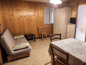 TV - Cozy Apartment for 5, Pet-Friendly, Near Ski Lifts, Stunning Views, Parking Included (Les Gets)
