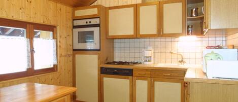 Een oven, een vaatwasser