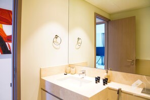 Free toiletries, towels, soap, shampoo - Luxurious 2B with Breathtaking Views Downtown (Dubai)