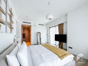 2 개의 침실, 다리미/다리미판, 유아용 침대, 침대 시트