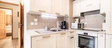 Réfrigérateur, four à micro-ondes, un four, lave-vaisselle