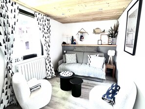TV - Charming Apt in Les Gets, Near Ski Lifts, Wi-Fi, Parking, Sleeps 5 (Les Gets)