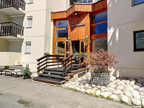 Exterior detail - Renovated studio cabin, 4 ppl, near slopes, free parking (Les Menuires)