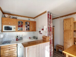 Kühlschrank, Mikrowelle, Wasserkocher mit Kaffee-/Teezubehör, Toaster
