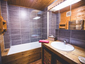 Hair dryer - Charming Duplex - Village Center, Fireplace, Balcony, Near Ski Lifts & Lake, Wi-Fi, Parking (Les Gets)
