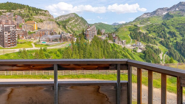 A mountainous resort with multiple buildings, including a large lodge and several smaller structures. - Charming renovated 2-room cabin for 6 with balcony in Avoriaz (Avoriaz)