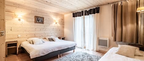 3 室のベッドルーム、WiFi (無料)、ベッドシーツ