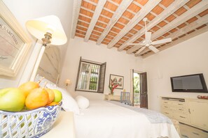 7 عدّة غرف نوم ومكواة/لوح كي وواي فاي وملاءات أسرّة