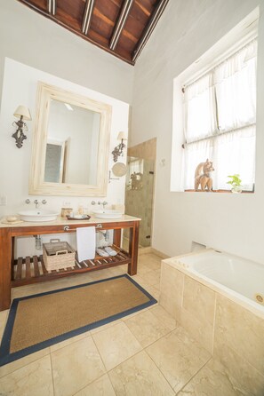 Shower, hair dryer, towels, soap - Beautiful house in the middle of the walled city (Cartagena)