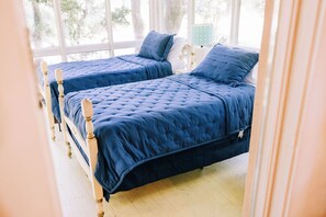 4 bedrooms, iron/ironing board, free WiFi, bed sheets - LSU Retreat - Hot Tub, Grill, Fire Pit - Walk2campus&lakes - 4 Bedroom 2 Bath (Baton Rouge)