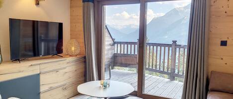 Téléviseur, table de baby-foot