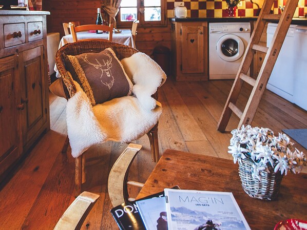 Interior - Cozy Ski Retreat: Close to Lifts, Village Center, Wi-Fi, Fireplace, Parking, Balcony (Les Gets)