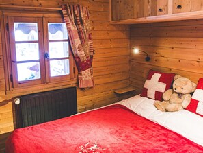 1 bedroom, free WiFi - Cozy Ski Retreat: Close to Lifts, Village Center, Wi-Fi, Fireplace, Parking, Balcony (Les Gets)