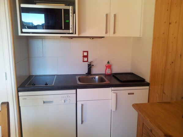 A compact kitchen with a microwave, sink, and dishwasher. - Cozy Studio in Les Gets, Parking Included, 4 People (Les Gets)