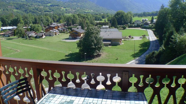 A balcony with a view of a village, houses, and mountains. - Cozy apartment in Morillon, 6 people, near Criou (Morillon Village)
