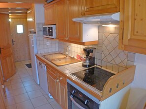 ثلاجة، ميكروويف، غسالة أطباق