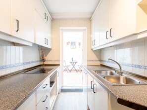 Fridge, microwave, oven, dishwasher - Central Location, Parking, Spacious Patio (Sevilla)