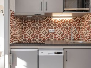 Refrigerador, microondas, lavavajillas, cafetera/tetera