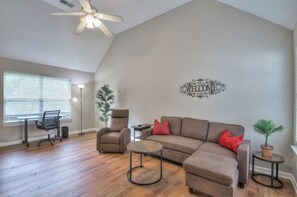 Smart TV - Modern 3/2.5 near everything! Smryna- Off I-24! (Smyrna)