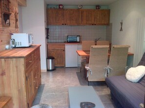 Fridge, microwave, oven, dishwasher - Cozy Apartment for 4 with Balcony, Parking & Pet Friendly - Near Ski Lifts & Town Center (Les Gets)
