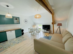 TV, fireplace