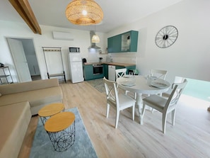 Interior - Cottage in Luzillé with private garden and air conditioning (Luzillé)
