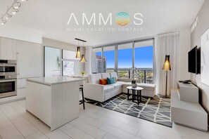 Smart TV - 23rd-Floor Views • Pool, Gym & Beach Service (Hollywood)