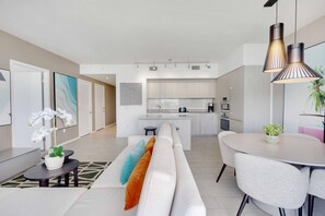 Smart TV - 23rd-Floor Views • Pool, Gym & Beach Service (Hollywood)