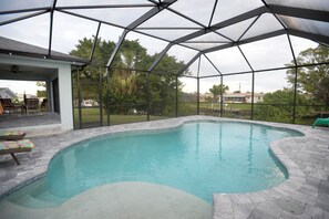 A heated pool - Waterfront Retreat, Heated Pool, Fishing, Built 2021 (Port Charlotte)