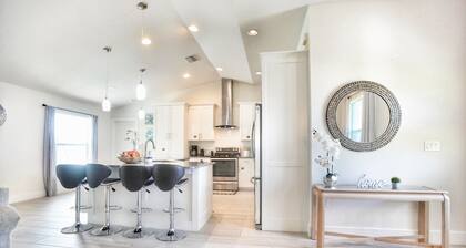 Waterfront Retreat, Heated Pool, Fishing, Built 2021