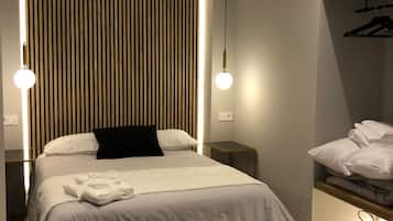 1 dormitorio, tabla de planchar con plancha, wifi y ropa de cama