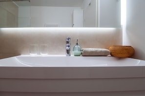 Een douche, milieuvriendelijk toiletgerief, een haardroger, badjassen