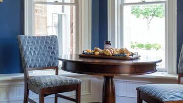 House, Multiple Beds, Patio (524 Austin St- Combo) | Dining