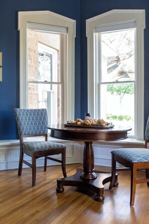 獨棟房屋, 多張床, 庭院 (524 Austin St- Combo) | 4 間臥室、獨特裝潢、布置獨特、床單