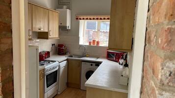 House, Multiple Beds | Private kitchen | Fridge, microwave, oven, stovetop